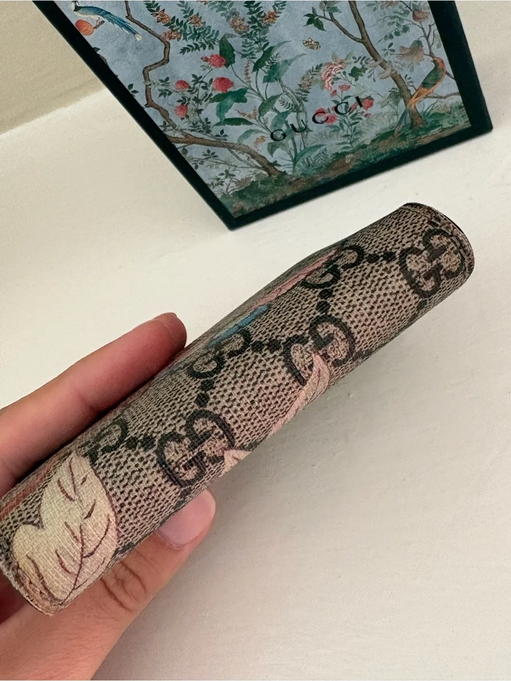 Gucci Floral GG Supreme Card Holder in Beige and Red